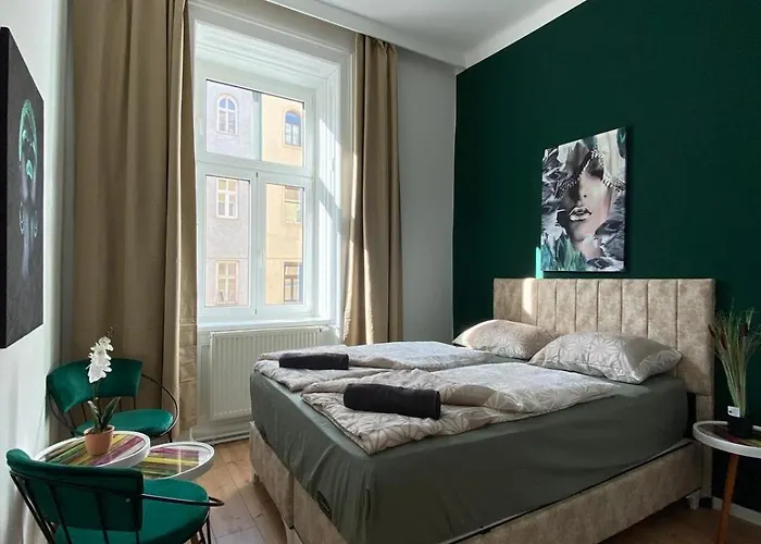Budget 8br With Terrace For 16 Guests