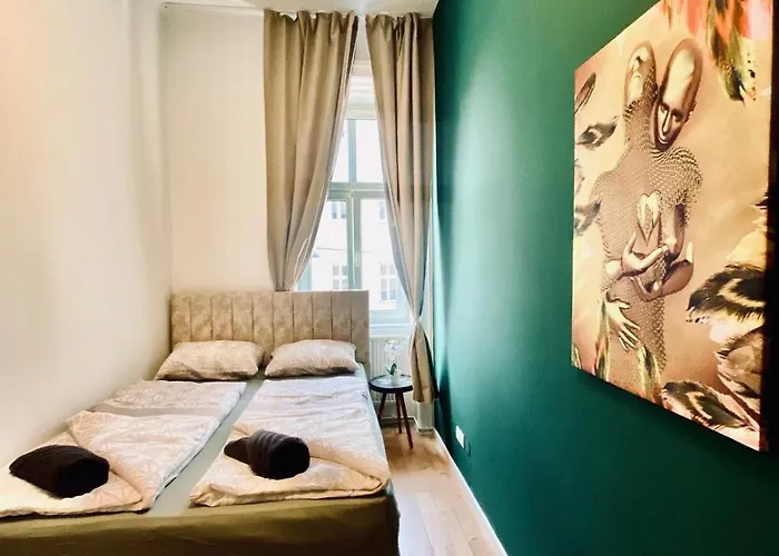Budget 8br With Terrace For 16 Guests